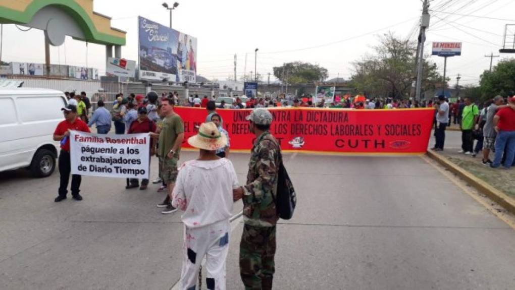 En la primera calle de San Pedro Sula, salida vieja a La Lima, inició la multitudinaria marcha de la capital industrial.