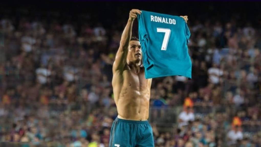 Cristiano Ronaldo vio doble amarilla en el clásico. La primera tras quitarse la camiseta después de un gran gol y la segunda por lo que consideró el árbitro que fue fingir un penal en el área contraria.