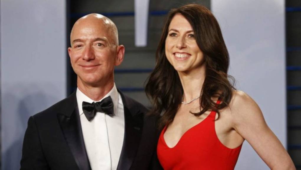 Bezos es considerado el hombre más rico del mundo con una fortuna valorada en más de 110,000 millones de dólares. El magnate se divorció el año pasado de su mujer MacKenzie Bezos luego de que se difundieran imágenes junto a Lauren, confirmando su amorío. La pareja alcanzó un acuerdo para poner fin a su matrimonio valorado en alrededor de US$35.000 millones, convirtiendo a MacKenzie en la cuarta mujer más rica del mundo.