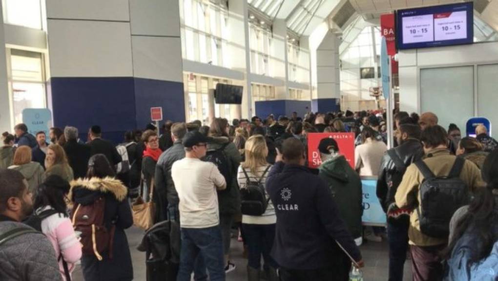 Los viajeros se han volcado en redes sociales para quejarse de las largas filas en los aeropuertos exigiendo al presidente Trump reabrir el Gobierno.