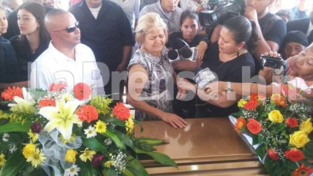 Los restos del comunicador Igor Padilla ya descansan en su última morada en el cementerio Jardines del Recuerdo de San Pedro Sula y el clamor de sus compañeros de trabajo y amigos es que se haga justicia y su crimen no quede impune.<br/>