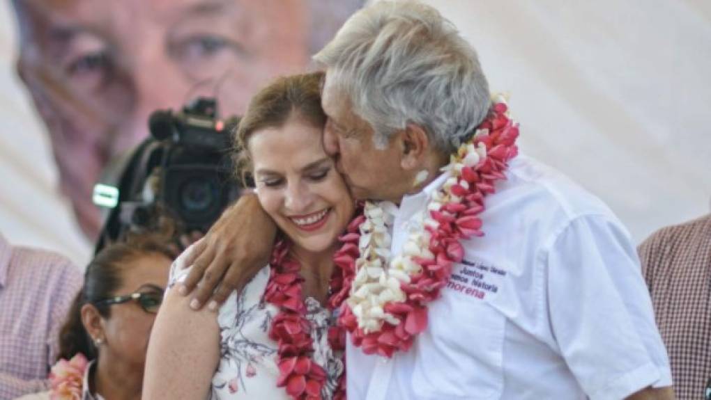 La nueva pareja presidencial tiene una historia de amor que se desarrolló en medio de la carrera política de Andrés Manuel López Obrador. Beatriz Gutiérrez Müller, apasionada por las letras y comunícologa, fue quien conquistó a AMLO luego de que este enviudó.