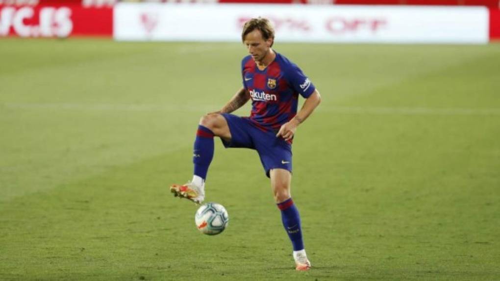 Rakitic: Según Mundo Deportivo, el FC Barcelona ha decidido poner en venta al centrocampista croata y se menciona que el Sevilla podría ser su destino para la próxima campaña. El club catalán dejaría marchar al centrocampista si la oferta que llegase por el fuese de 10 millones de euros.