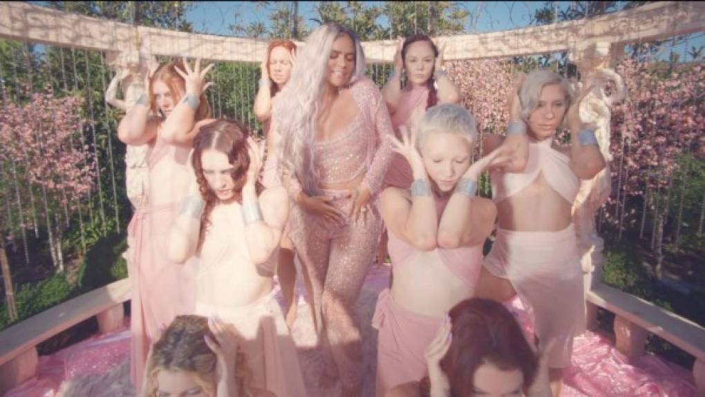 En el video la novia de Anuel AA aparece rodeada de mujeres usando un traje de dos piezas con detalles brillantes.