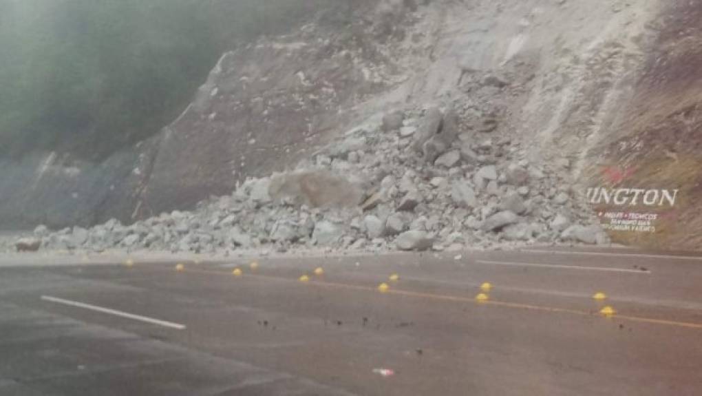 Carretera CA-5 kilómetro 130 sector de la cuesta de Taulabé, se reporta deslizamientos de tierra.