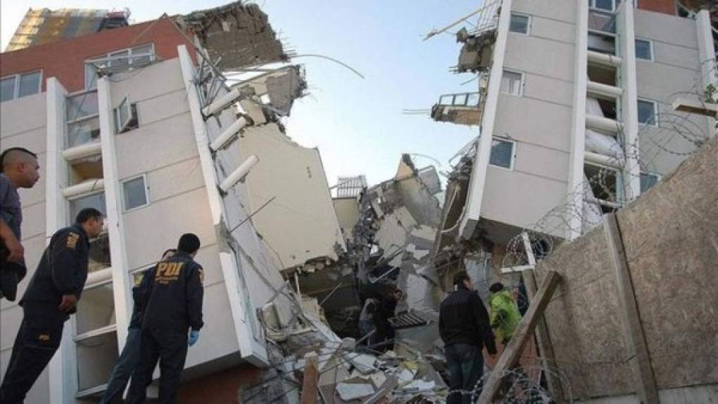 Terremoto de Chile<br/><br/>Chile es uno de los países más sísmicos del mundo y uno de los mejores preparados para enfrentar este tipo de tragedias. Sin embargo, en el 2010, la zona central de Chile fue sacudida por un terremoto de 8,8 grados y un posterior tsunami, que dejó más de 500 muertos.