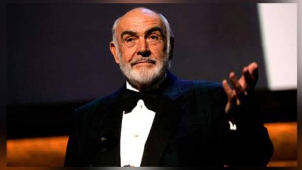 (FILES) In this file photo taken on December 01, 2000 British actor Sean Connery arrives at the premiere of his new film 'Finding Forrester' in Beverly Hills, CA, 01 December 2000. - Legendary British actor Sean Connery, best known for playing fictional spy James Bond in seven films, has died aged 90, his family told the BBC on October 31, 2020. The Scottish actor, who was knighted in 2000, won numerous awards during his decades-spanning career, including an Oscar, three Golden Globes and two Bafta awards. (Photo by LUCY NICHOLSON / AFP)