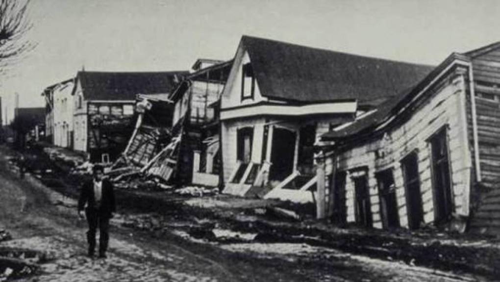 Terromoto Valdivia, Chile de 1960. su magnitud fue de 9,5 grados en la escala de Richter. El terremoto no solo se sintió el Valdivia, también llegó a Hawái, 6.000 personas perdieron la vida, las pérdidas materiales fueron de al menos un millón de dólares.