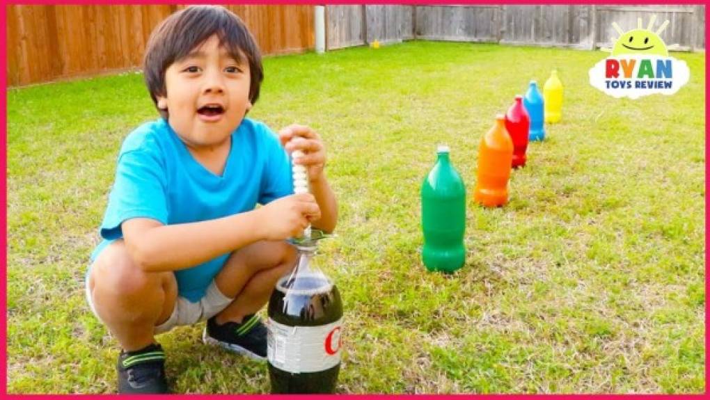 Este pequeño niño vive una infancia feliz. Se divierte y aprende mientras graba sus videos junto a otros niños.