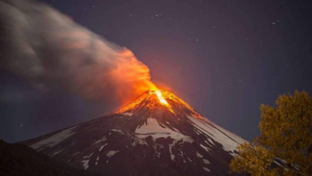 Villarica en Chile: Tiene 1,847 metros de altura y se considera uno de los más activos del país, de los aproximadamente 95 volcanes activos que tiene Chile.