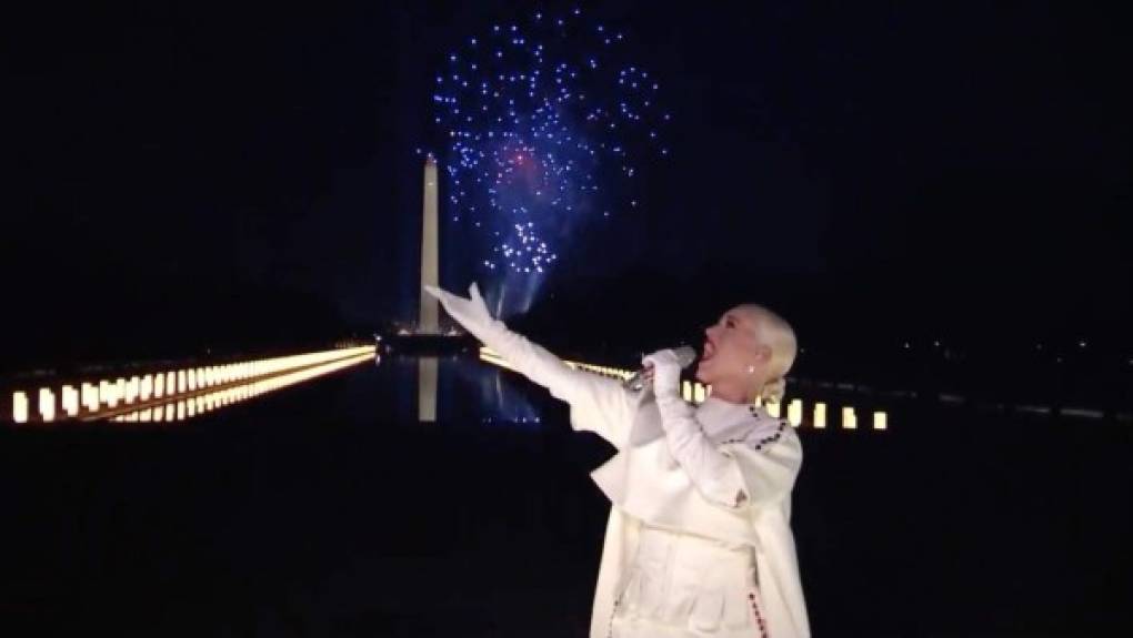 La velada se animó con la canción 'Firework' de Katy Perry, que la artista cantó mientras el cielo de Washington se encendía con fuegos artificiales.