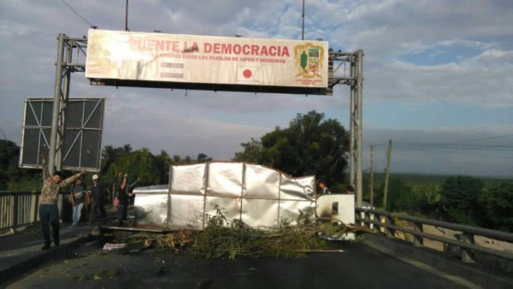 Puente La Democracia en El Progreso.
