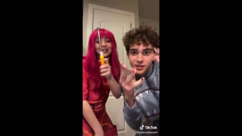 Carpenter y Bassett han sido vinculados románticamente. El pasado octubre, ambos publicaron un video en TikTok en el que ambos lucen sus disfraces de Halloween.