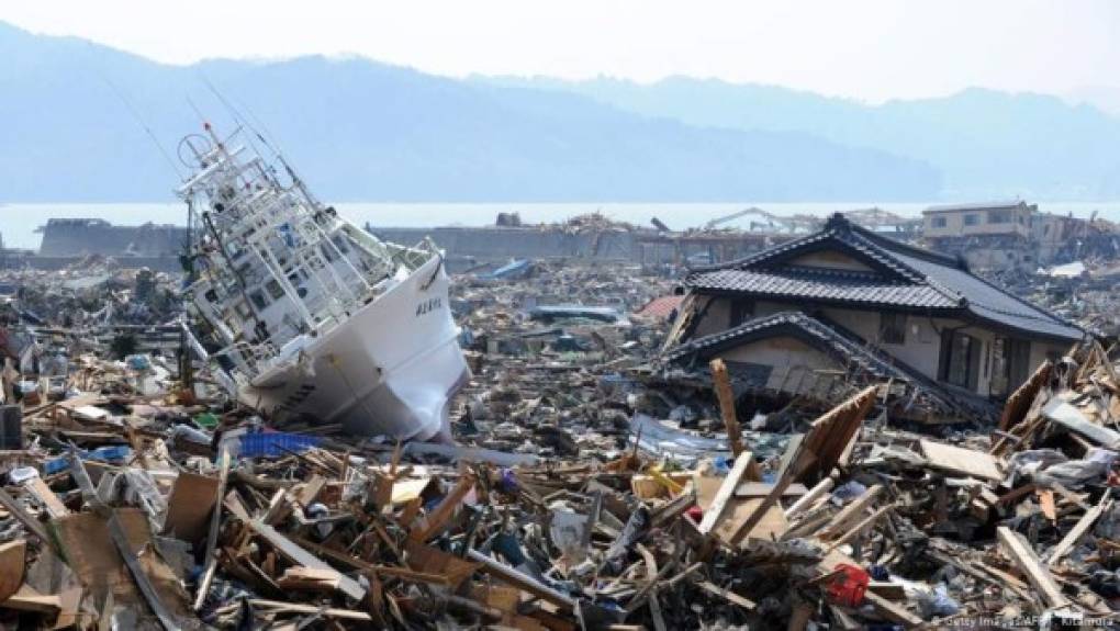 Tsunami de Japón<br/><br/>El 11 de marzo de 2011 un tsunami devastó las costas del noreste de Japón, provocando una catástrofe nuclear. En el hecho fallecieron 18,500 personas. El litoral del noreste japonés fue azotado aquel día fatídico por olas de hasta 30 metros de altura. A esa catástrofe natural, la peor que haya conocido Japón desde el fin de la Segunda Guerra Mundial, se agregó el accidente nuclear de Fukushima, que expulsó de su domicilio a miles de habitantes. Muchos nunca podrán regresar a su hogar.