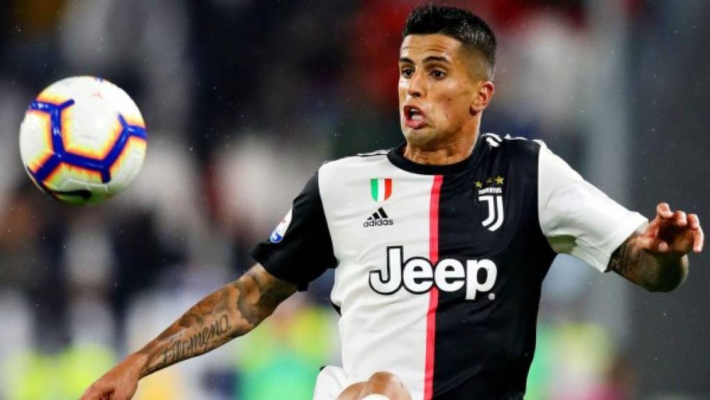 Joao Cancelo es el jugador elegido por el Barcelona si se va Nelson Semedo. El Barça no quiere desprenderse del portugués, uno de los objetivos del Atlético de Madrid en este mercado. Pero, si llega una buena oferta el club catalán ya tendría un nombre sobre la mesa. Según apunta 'La Gazzetta dello Sport', Cancelo sería el elegido para ocupar el lateral derecho. Pero los azulgranas deberían pelear este fichaje con otros equipos como son el Manchester City y el Bayern Múnich.