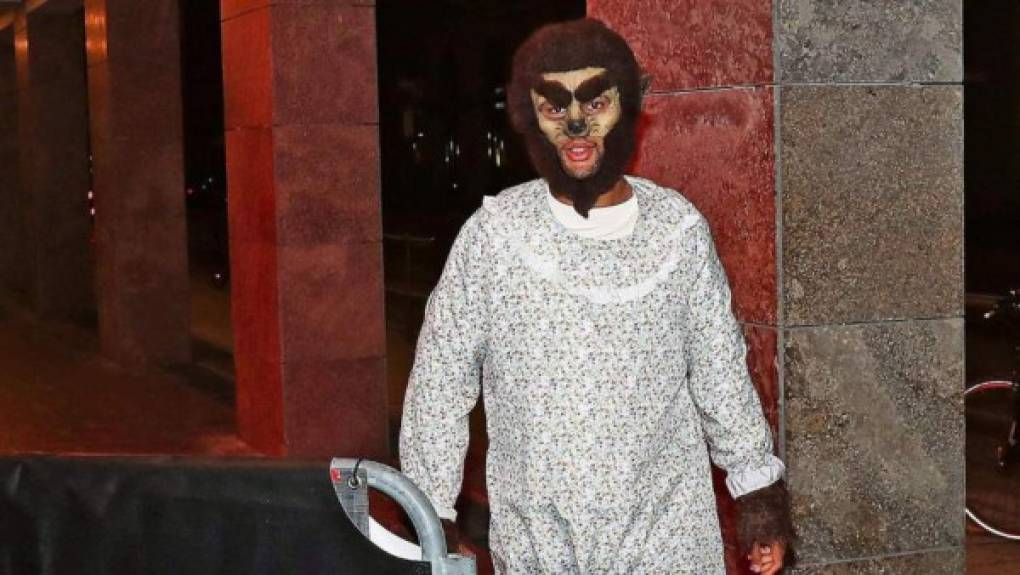 El también jugador del Bayern Múnich, Serge Gnabry, lució un disfraz de Hombre Lobo con una mascara y vestimenta de manga larga que cubrió todo su cuerpo.