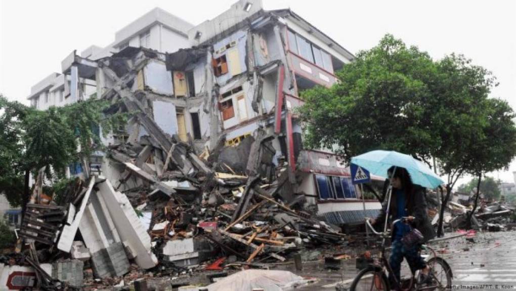 Terremoto de China<br/><br/>Un fuerte terremoto de 8 de magnitud se registró en Sichuan, China en el año 2008. La catátrofe dejó 87.000 muertos o desaparecidos. Los daños materiales fueron multimillonarios.