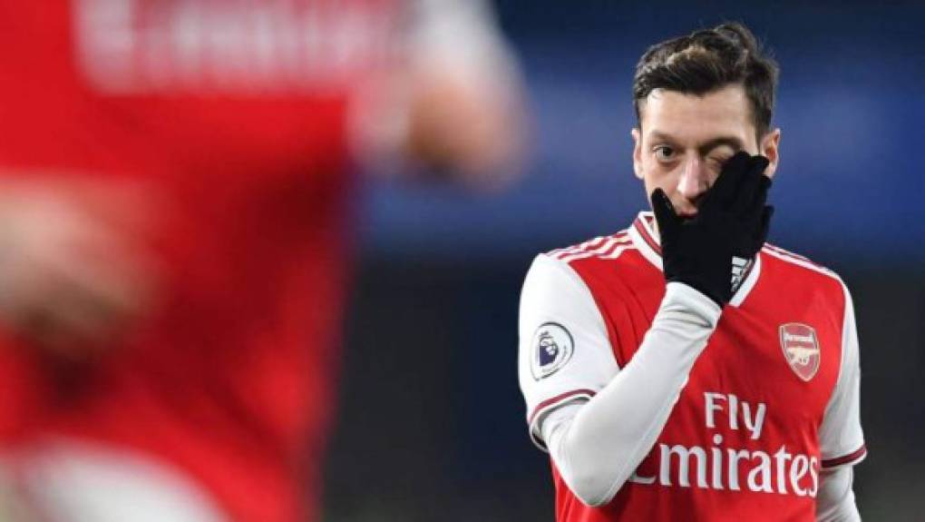 Mesut Özil: Según informa el medio británico The Sun, el experimentado mediocampista estaría teniendo una nueva oportunidad de seguir en el Arsenal de la Premier League de Inglaterra. El exjugador del Real Madrid fue pretendido en su momento para jugar en Arabia Saudita.