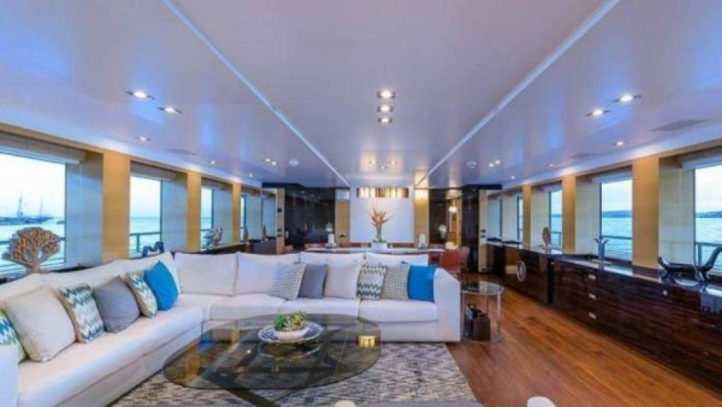 La pareja realizó una pequeña escapada, con una tarde a bordo de un yate de 18 millones de dólares. La lujosa embarcación cuenta con seis habitaciones, que incluyen una suite principal, tres cabiinas dobles y dos, simples.