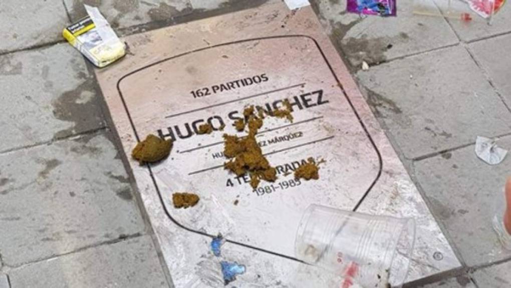 Contrario a lo de Cardona, en el Atlético también le dedicaron una placa al mexicano Hugo Sánchez y su placa fue maltratada, la escupieron y la han pisoteado. Y es que el jugador luego pasó al Real Madrid.
