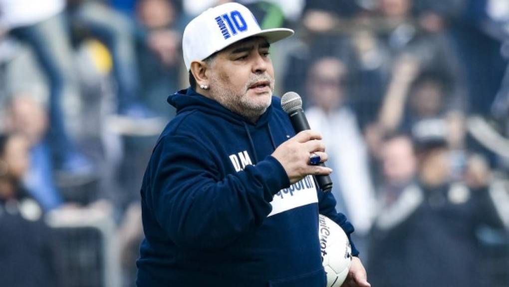 Diego Maradona renovó su contrato como entrenador del Gimnasia y Esgrima La Plata y seguirá en el banquillo del 'Lobo' hasta diciembre de 2021, según informó uno de sus agentes, Christian Bragarnik. 'Seguir teniendo a Diego en el fútbol argentino me pone muy contento. Él está muy contento y es lo que quería', afirmó en el canal TyC Sports.