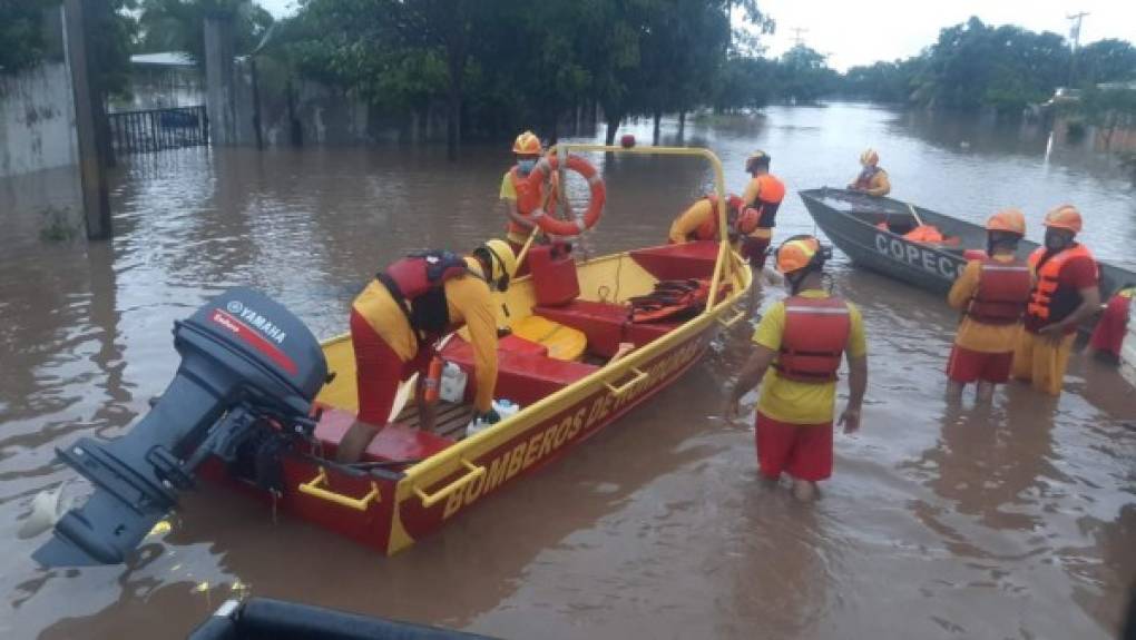 Cuerpo de Bomberos y Copeco se preparan para rescatar a familias que no evacuaron.