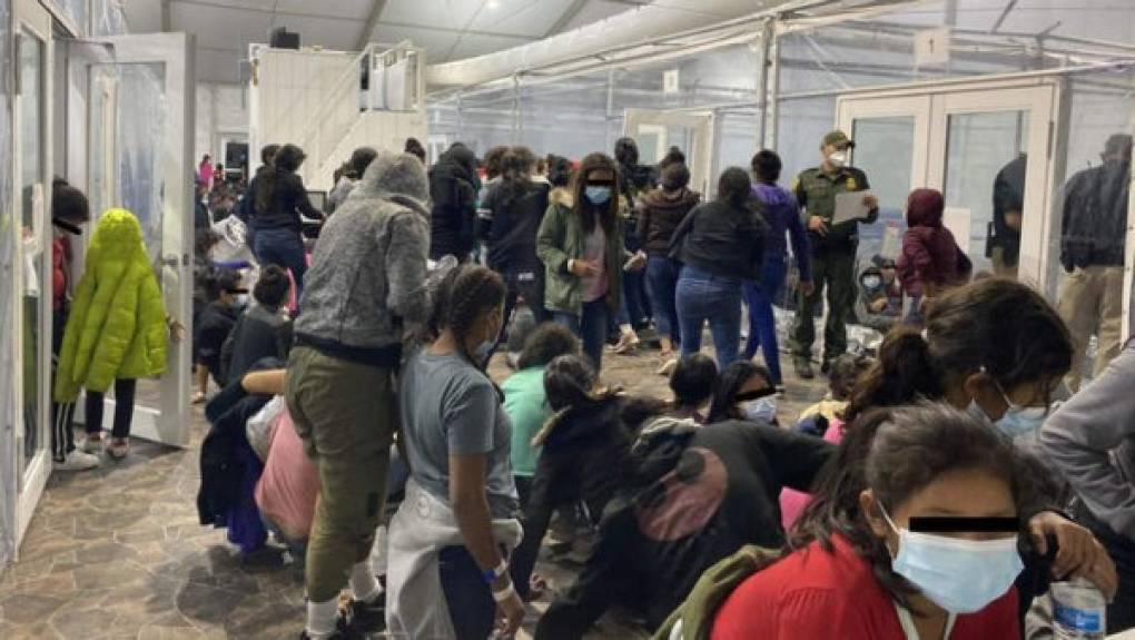 Divulgan primeras imágenes de migrantes hacinados en centros de detención en Texas