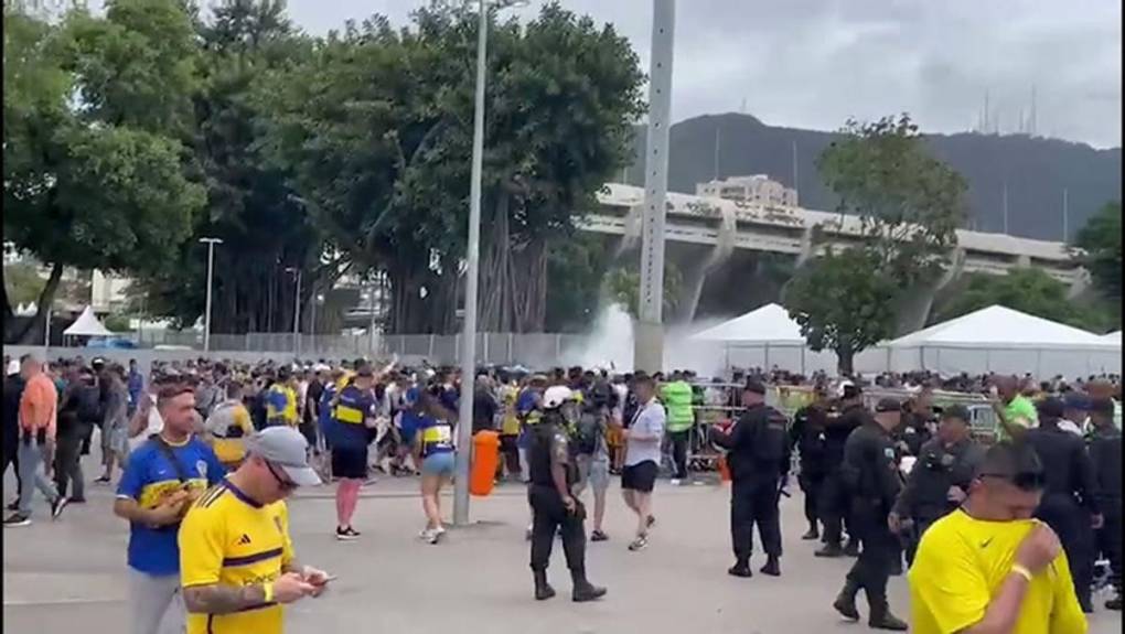 Los elementos que debían brindar seguridad en el estadio volvieron a reprimir a los aficionados de Boca Juniors en la previa del partido.