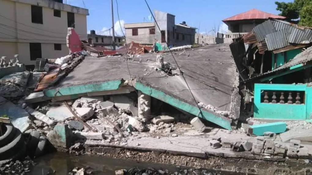 Christella Saint Hilaire, que vive cerca del epicentro, dijo a la AFP que 'muchas casas están destruidas' y que 'las réplicas siguen produciéndose'.