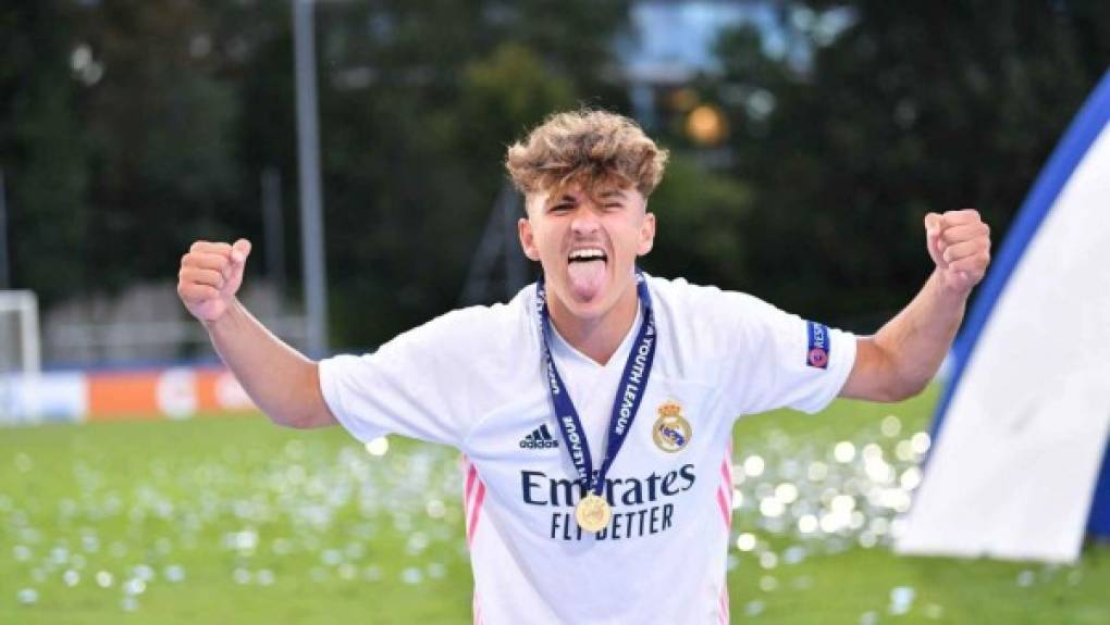 Otro cantenrano del Real Madrid que se va a jugar afuera de España. Se trata de Pablo Rodríguez. El futbolista se marchará a Italia, concretamente al Lecce de la Serie B y lo hará como campeón de la UEFA Youth League, trofeo que consiguió el pasado mes de agosto a las órdenes de Raúl González.<br/><br/>Tras confirmarse el fichaje, el español se ha despedido por Twitter: 'Después de tantos momentos, me toca decir adiós al club de mi vida, el Real Madrid. Para mí comienza una nueva aventura con la que dar un paso más en mi carrera y seguir creciendo como futbolista'.