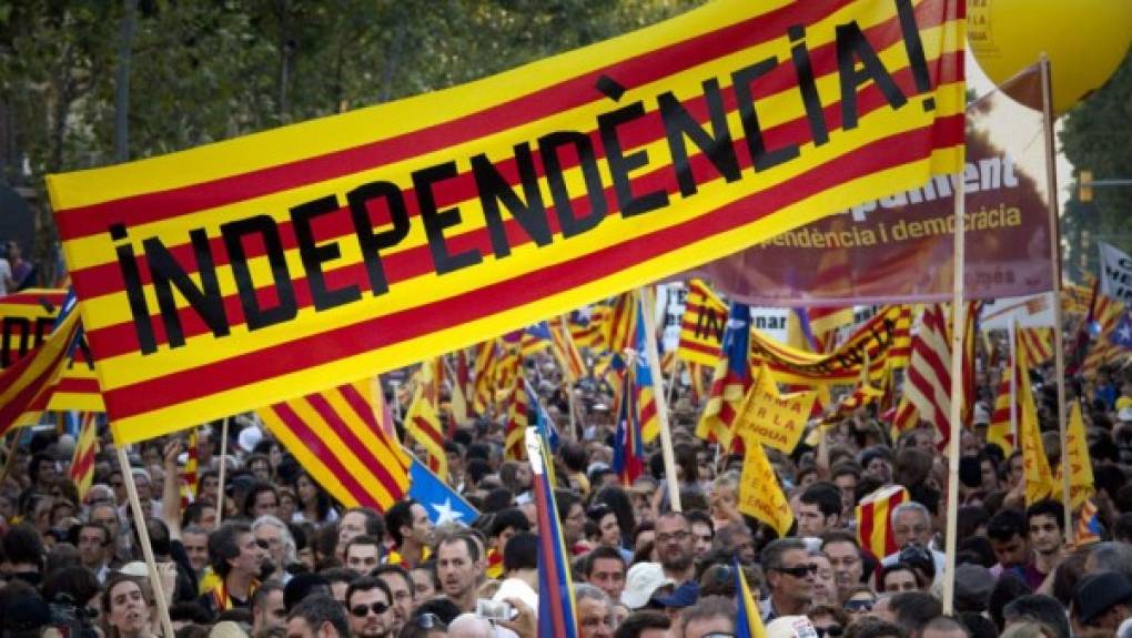 - Cataluña, bajo tutela -<br/><br/>El 1 de octubre, pese a la prohibición dictada por la justicia española, se celebró en Cataluña un referéndum sobre la independencia, que estuvo empañado por la violencia policial.<br/><br/>El 27, el parlamento catalán proclamó unilateralmente la independencia. De inmediato, el gobierno español de Mariano Rajoy destituyó al ejecutivo regional, suspendió la autonomía de Cataluña y convocó elecciones anticipadas en la región para el 21 de diciembre. <br/><br/>El presidente catalán cesado, Carles Puigdemont, se refugió en Bruselas para eludir la prisión.<br/><br/>El 21 de diciembre, los partidos independentistas lograron una mayoría absoluta de escaños en el Parlamento catalán, a pesar de que el partido con más votos fue el antiindependentista Ciudadanos.<br/>