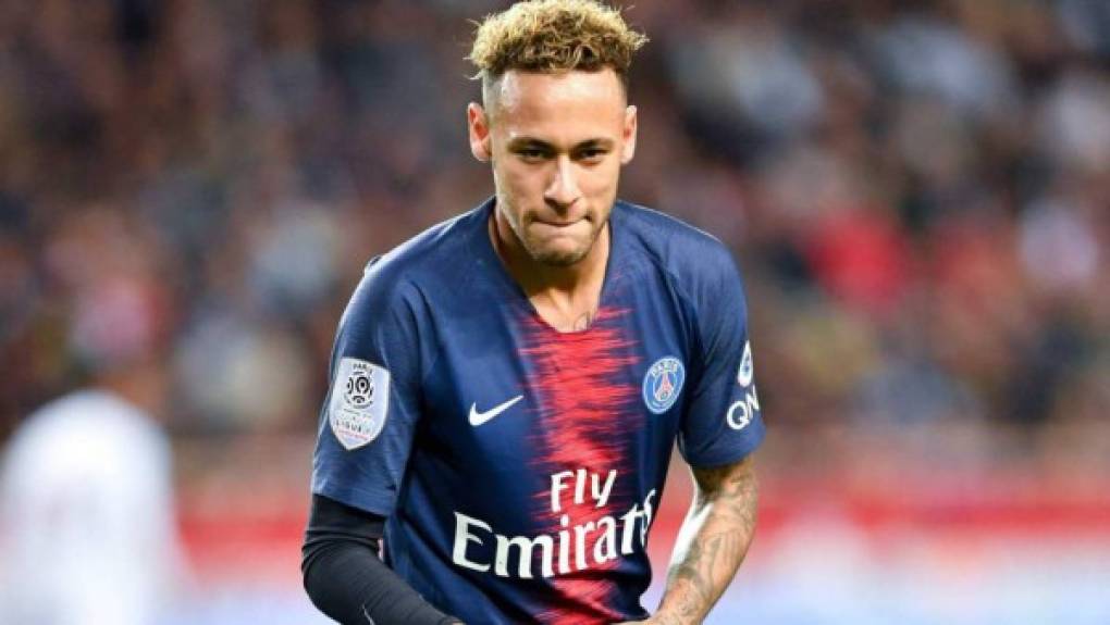 El delantero brasileño Neymar del París Saint Germain de Francia. Al crack no le sentó nada bien la eliminación del PSG en la Champions y es una evidencia que el Real Madrid ya le ha tanteado varias veces. Necesitan como sea pólvora en ataque y con su llegada subiría el nivel. ¿El problema? El precio. Como en el caso de Mbappé será muy complicado pactar un precio de salida con el propietario de la entidad francesa tras el batacazo europeo.