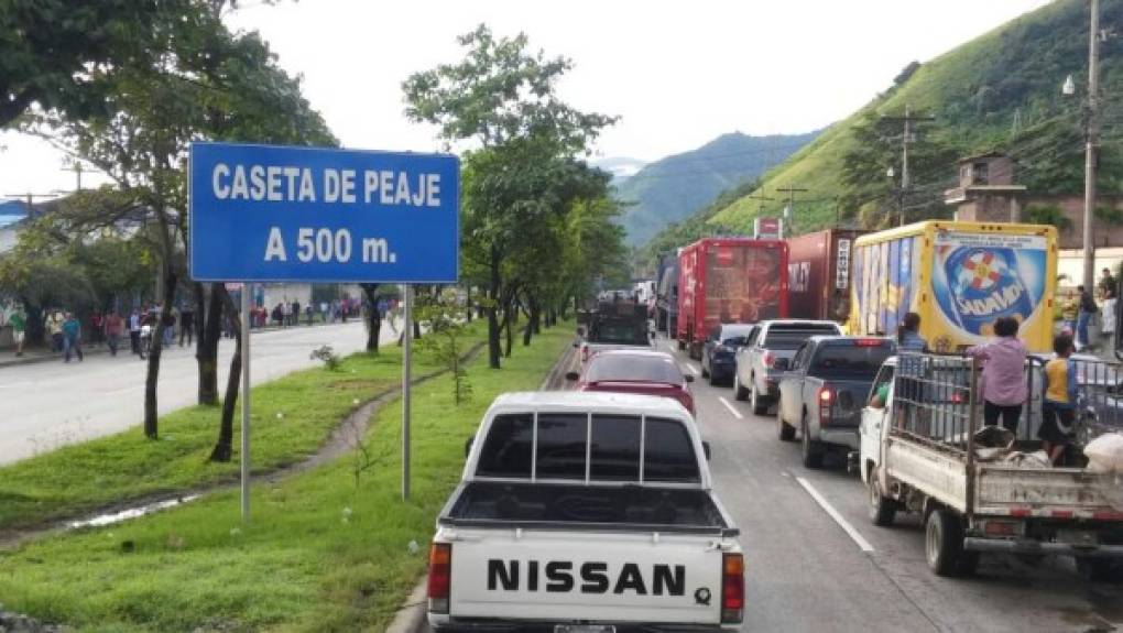 Desde las 7:00 de la mañana los motoristas estacionaron sus buses en el bulevar del sur de San Pedro Sula.