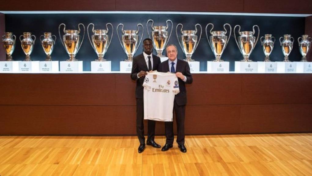 Ferland Mendy fue presentado oficialmente como jugador del Real Madrid. El francés se convierte en el quinto refuerzo del club madridista para la próxima campaña. Anteriormente el equipo merengue fichó a Luka Jovic, Rodrygo, Eden Hazard y Militao.