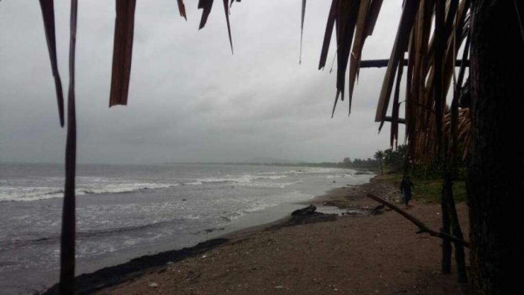 El mar permanece intranquilo ante el paso de la tormenta tropical Earl.