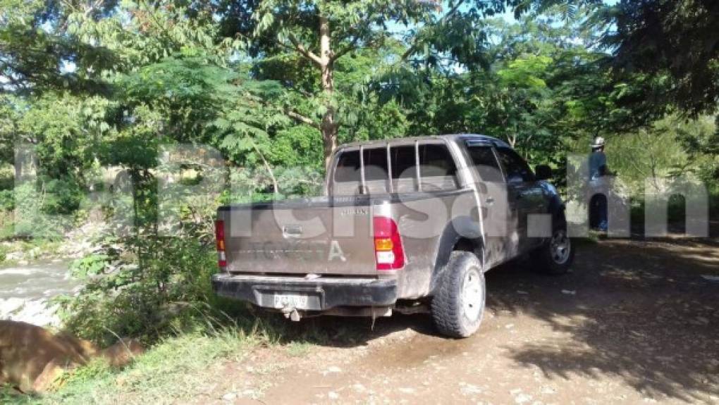Vehículo pick up en el que andaban las dos mujeres y los dos niños que fueron arrastrados por el río Taujica en Tocoa, Colón.