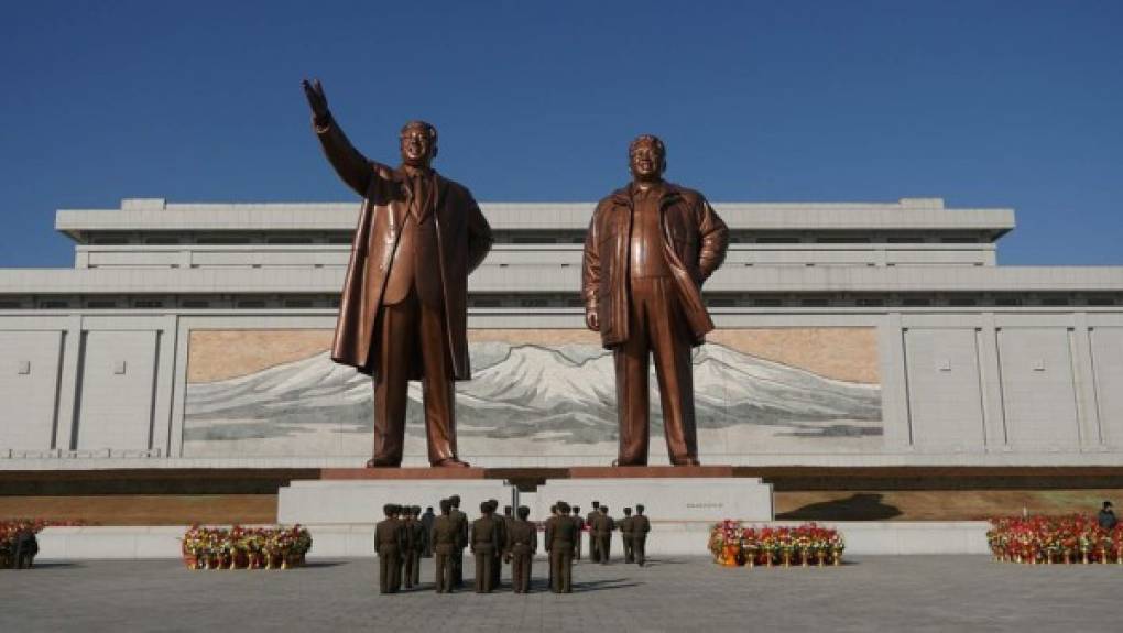 COREA DEL NORTE<br/>Corea del Norte se encuentra rodeada de dos de los primeros focos del brote de la enfermedad: China y Corea del Sur.<br/>Sin embargo, el estricto control de la información que efectúa el régimen de Kim Jong-Un hace razonable suponer que el país registra alguna cantidad de casos, pero rehúsa darlos a conocer públicamente. De ese modo, Corea del Norte se mantiene oficialmente “libre” de coronavirus.<br/>