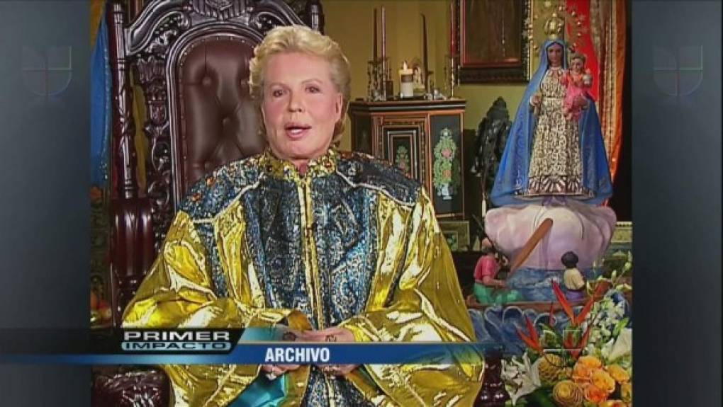 Su estrambótico look llamaba mucho la atención. Walter Mercado usaba muchas joyas, maquillaje y capas.