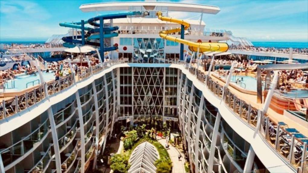 Tras el diseño arquitectónico, los ingenieros navales calcularon cómo construir las partes para que ese hotel enorme flote que tiene 24 piscinas.