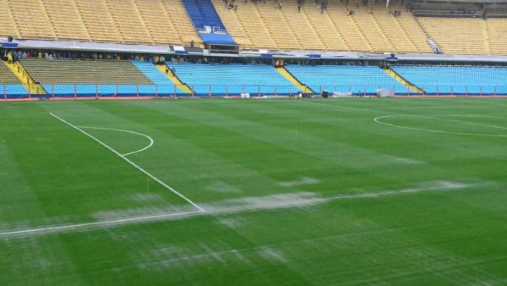 Las fuertes lluvias que caen sobre Buenos Aires han llenado de agua el estadio de La Bombonera.