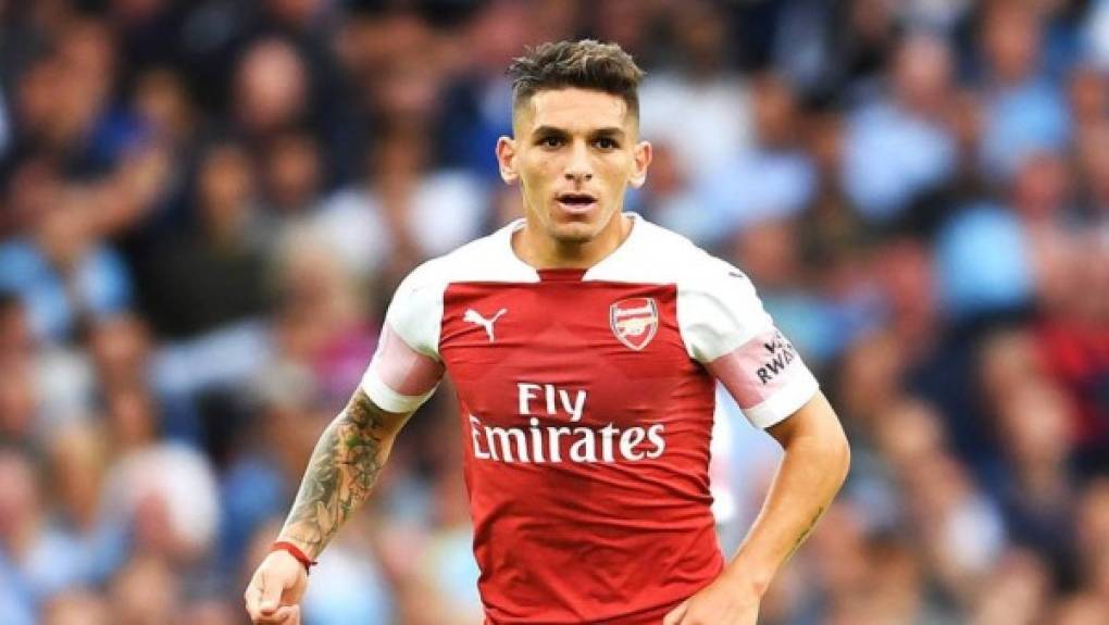 El mediocampista uruguayo Lucas Torreira sigue esperando noticias del Atlético de Madrid. El charrúa tiene cerrado un acuerdo con el equipo rojiblanco, pero sabe que su llegada está vinculada a que antes salga de la entidad colchonera el mexicano Héctor Herrera, al que se le sigue buscando destino. Si no sale Herrera, no llegará Torreira, quien no goza de la confianza de Arteta en el Arsenal.