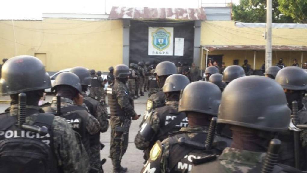 Decenas de efectivos de la Policía Militar del Orden Público (PMOP) y de la Policía Nacional revisaron en los módulos de los reclusos.