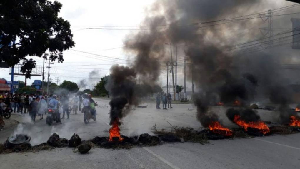 En Tegucigalpa amanecieron barricadas humeantes de neumáticos, palos y piedras que eran quitadas por agentes de seguridad, en algunos casos con máquinas pesadas.