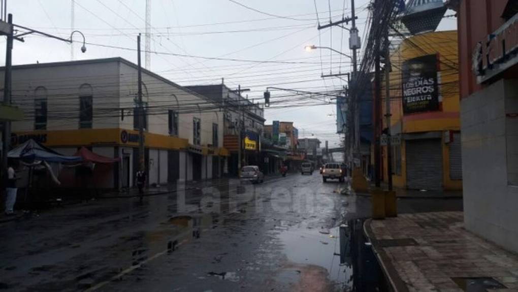 Ayer San Pedro Sula fue escenario de saqueos y violencia, hoy los ciudadanos se comienzan la jornada, pero aún en tensión por lo que pueda suceder mas tarde.