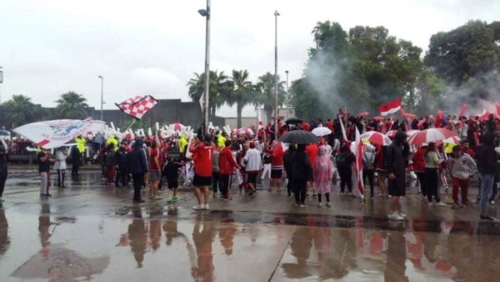 Los aficionados de River no pueden ingresar a La Bombonera, pero han salido a las calles para darle el apoyo a su equipo.