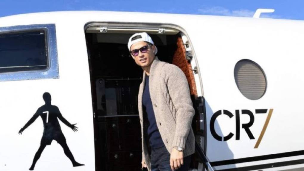 Cristiano Ronaldo es el jugador con el avión privado más caro, según una clasificiación de un diario inglés. La aeronave, que cuesta unos 32 millones de euros está en el top de los aviones privados propiedad de futbolistas del ranking que ha elaborado el diario británico The Sun.
