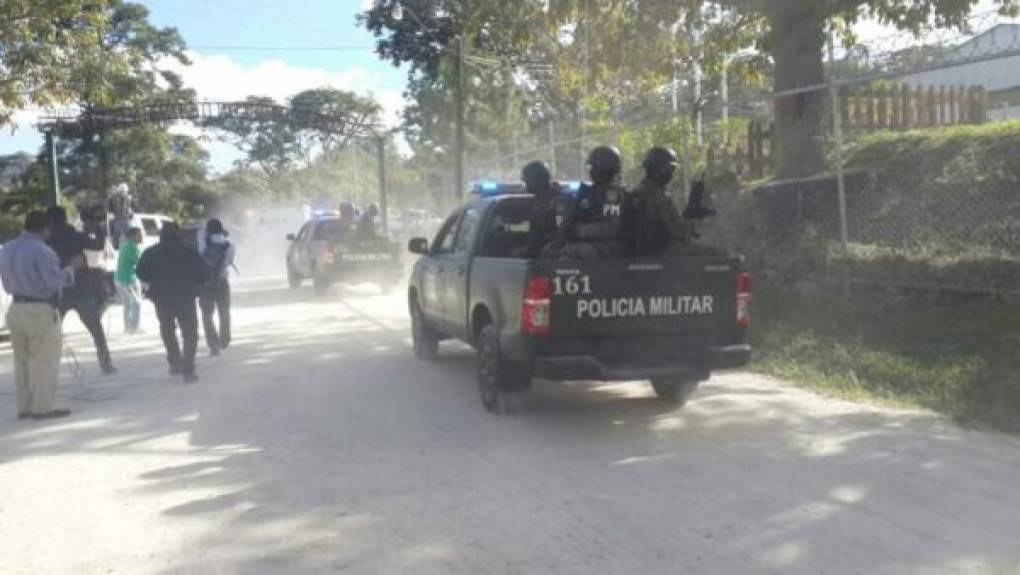Seis vehículos de la Policía Militar salieron desde el Primer Batallón de Infantería con los hermanos Miguel Miguel Arnulfo y Luis Alonso Valle hacia la base aérea Hernán Acosta Mejía de donde serán extraditados hacia Estados Unidos.
