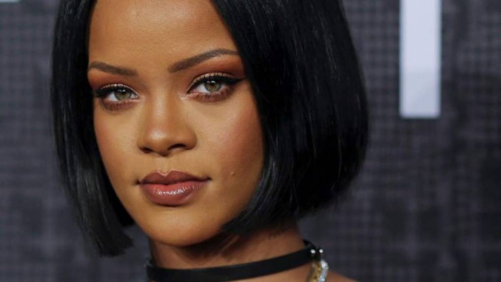 Sus primeros materiales discográficos, Music of the Sun (2005) y A Girl Like Me (2006), lograron alcanzar gran éxito comercial en los países anglosajones. <br/><br/>Sin embargo, Rihanna adquirió fama mundial tras el lanzamiento de su tercer álbum de estudio, Good Girl Gone Bad (2007), el que fue precedido por el sencillo que la catapultó al estrellato, «Umbrella».<br/><br/>