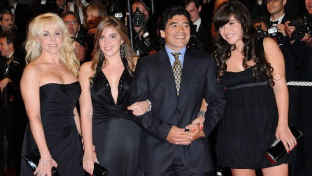 Claudia y Diego tuvieron dos hijas, Dalma y Gianinna. La exesposa de Maradona lo acompañó en gran parte de su carrera como jugador de fútbol.