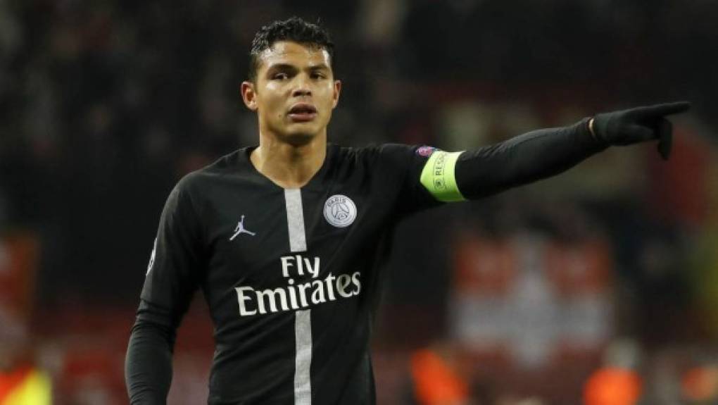 Thiago Silva está en el mercado. Según Le Parisien, su etapa en el PSG podría terminarse con la llegada de Leonardo a la dirección deportiva. El central brasileño cumple 35 años en septiembre y Marquinhos heredaría la capitanía.